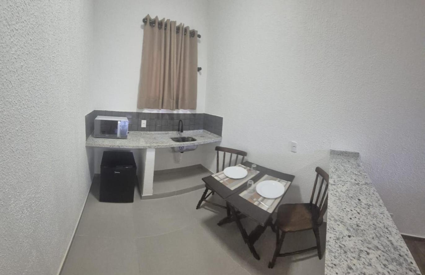 Quarto com Cama King-size e Vista do Jardim